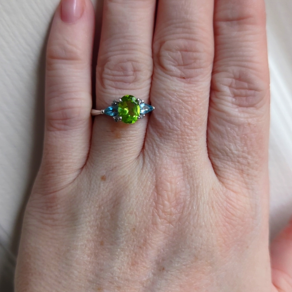 White Gold Peridot and Blue Topaz Ring size 7
